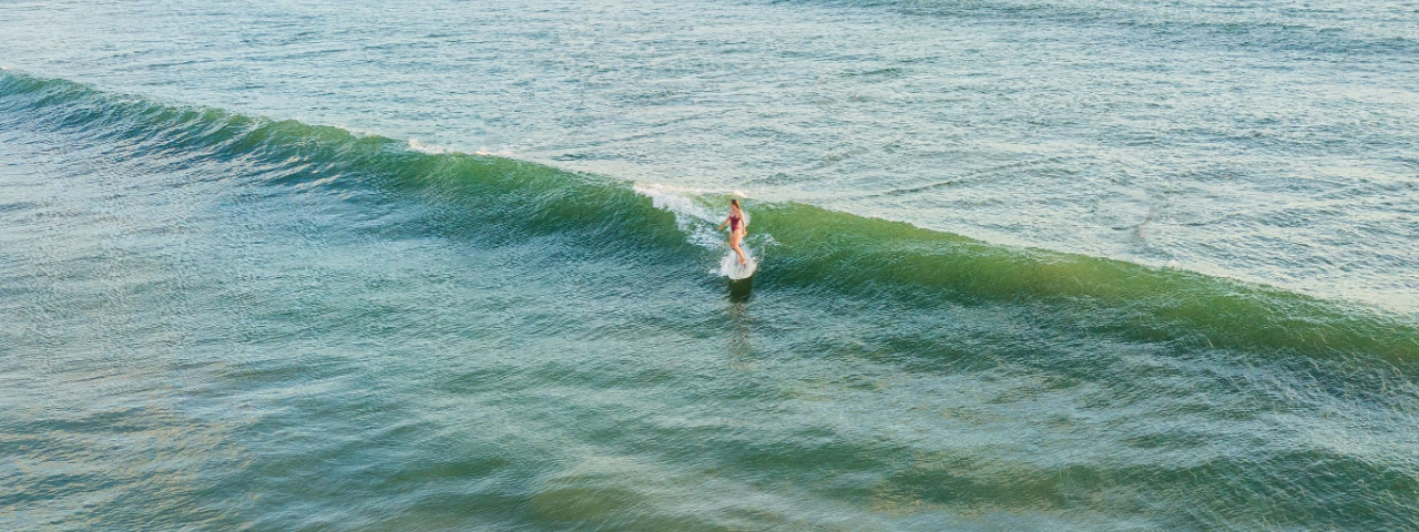 Shutterstock_1621790380 surfer